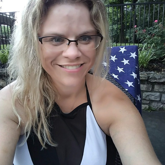 Meet your Posher, Allyssa - Picture 5 of 5